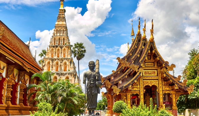 Um dos muitos templos budistas tradicionais na Tailândia