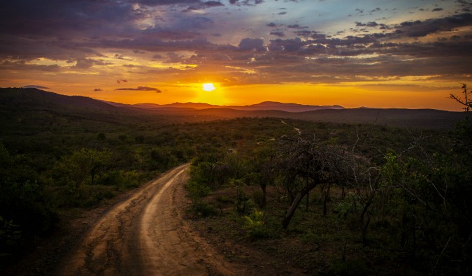 A observação de pôr do sol colorido no deserto africano é uma ótima impressão