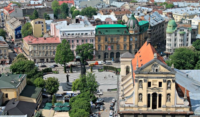 Lindos edifícios na praça da cidade velha na Europa Oriental