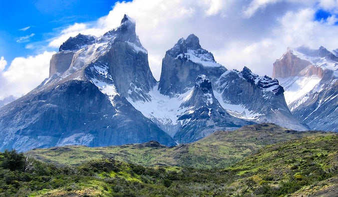 Altas montanhas nevadas da Patagônia no Chile