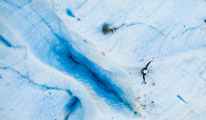 O tiroteio do drone em que Christine Addis fica na geleira Explorerdores na Patagônia