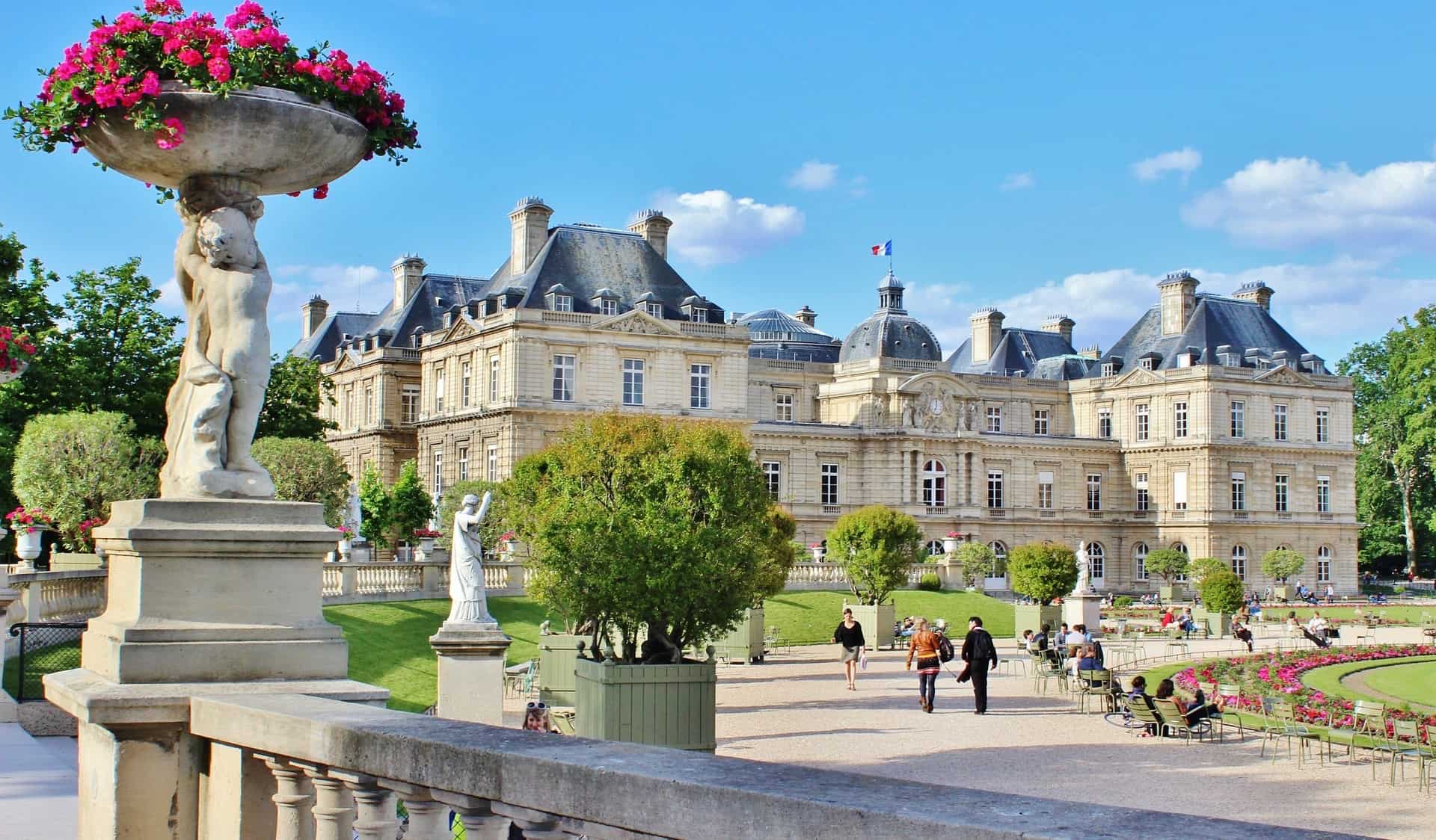 Jardins de Luxemburgo em Paris, França, num dia brilhante de verão