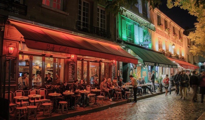 Bares e cafés animados em Paris, França, iluminados à noite