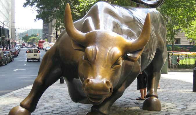 Estátua de bronze em close-up de The Bull em Wall Street em Nova York