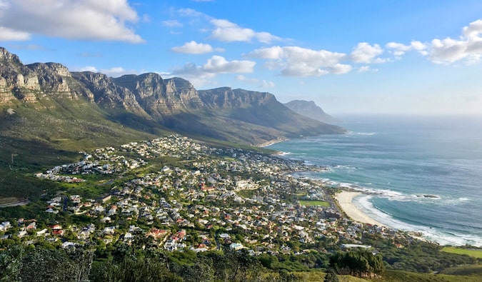 Vista da cidade de Sunny Cape na África do Sul com montanhas e oceano à distância