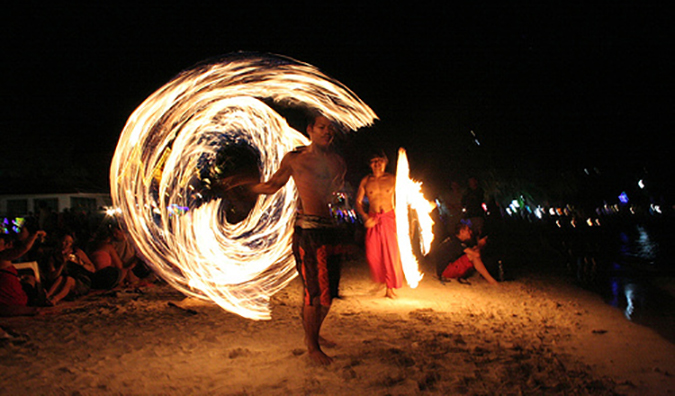 Dançarina do fogo na praia de Haat Rin, na Tailândia
