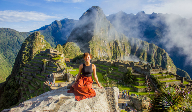 Heather, uma viajante solitária, posa em Machu Picchu, no Peru