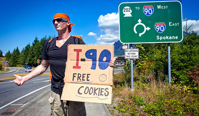 Matthew Karsten viaja uma carona nos Estados Unidos com uma placa oferecendo cookies gratuitos