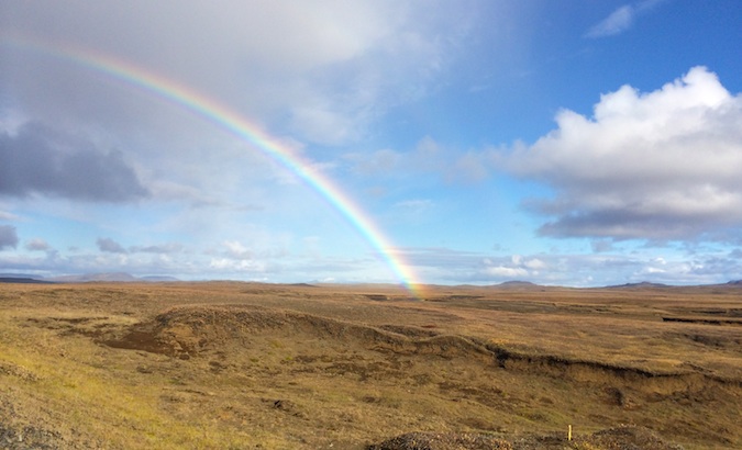 Rainbow luminoso majestoso sobre a Islândia, visto durante minhas viagens