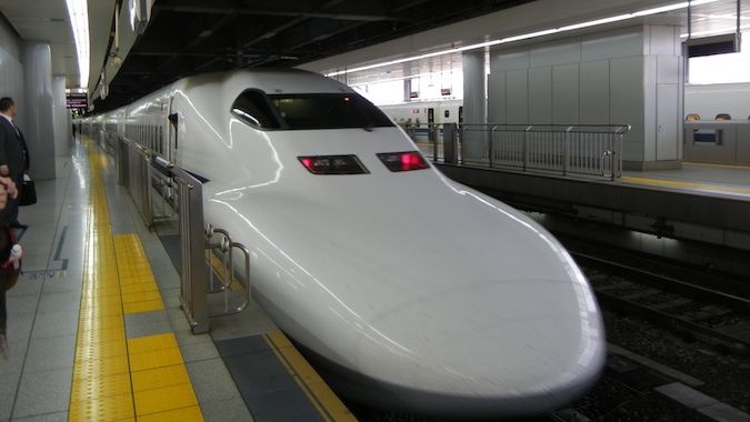 Um dos muitos trens rápidos, que corre pelo Japão