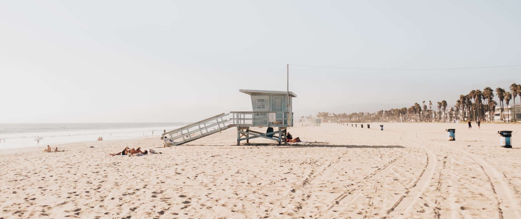 Praia de areia branca de Veneza em Los Angeles, EUA