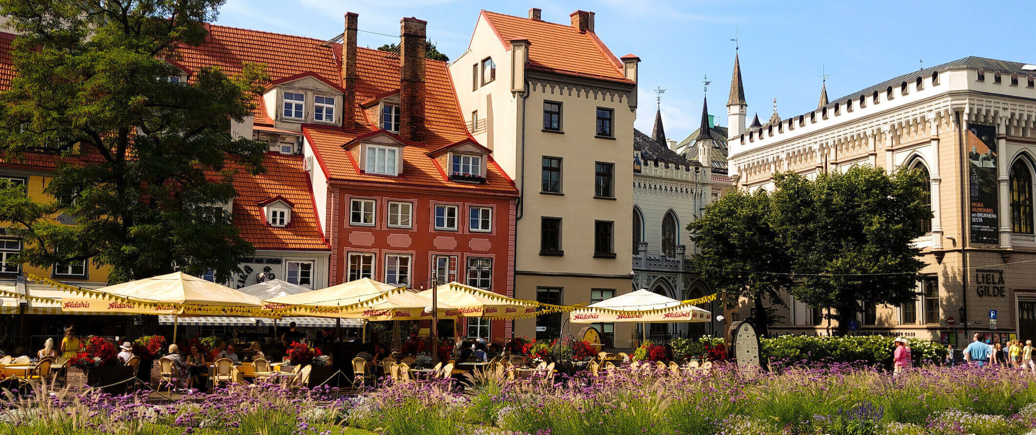 Velhos edifícios coloridos na encantadora cidade de Riga, a capital da Letônia