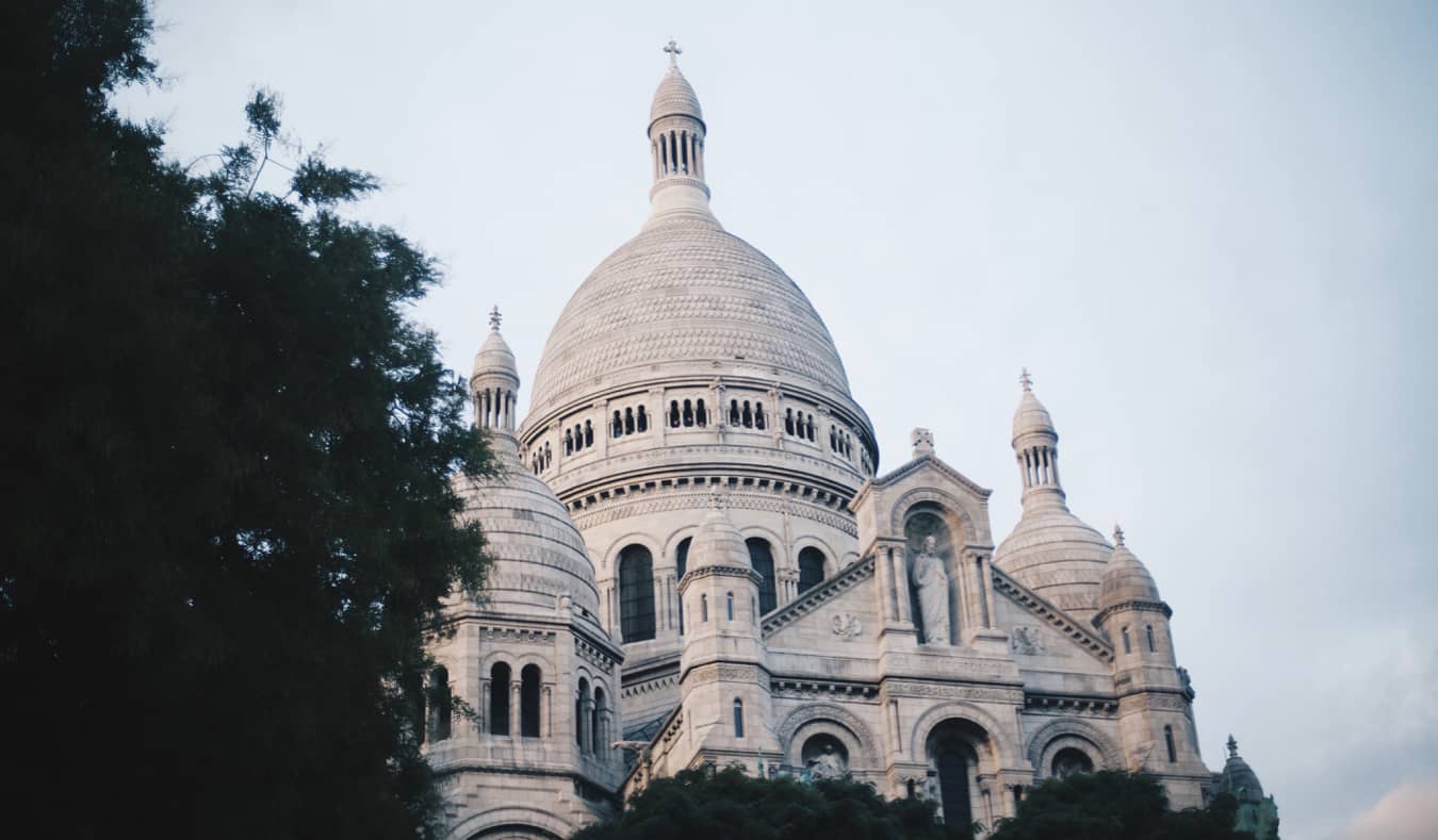 O famoso templo de Sacre Coeur em Montmartre, em Paris, França, em um dia ensolarado de verão