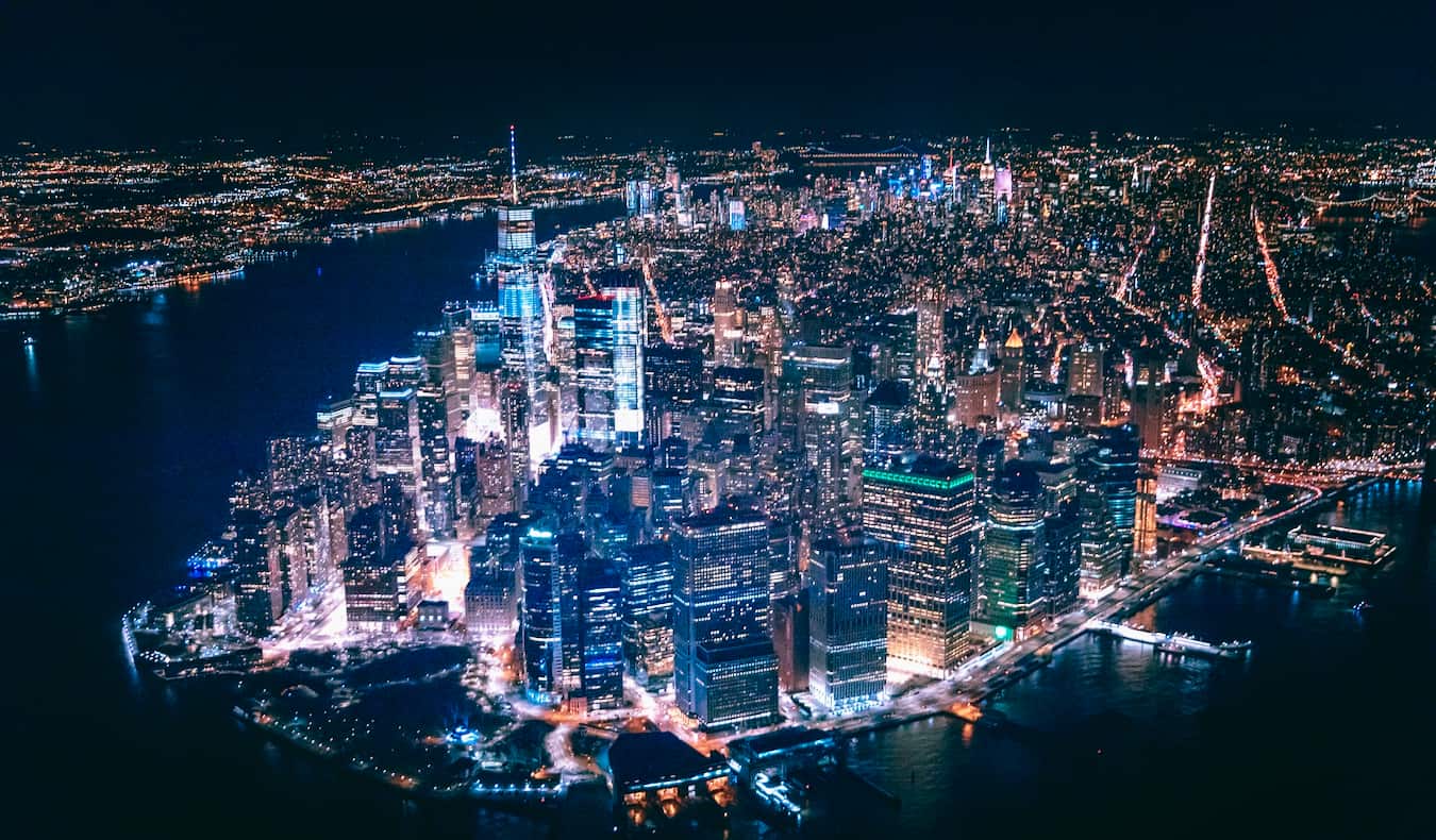 O icônico horizonte da cidade de Nova York iluminado à noite visto de cima