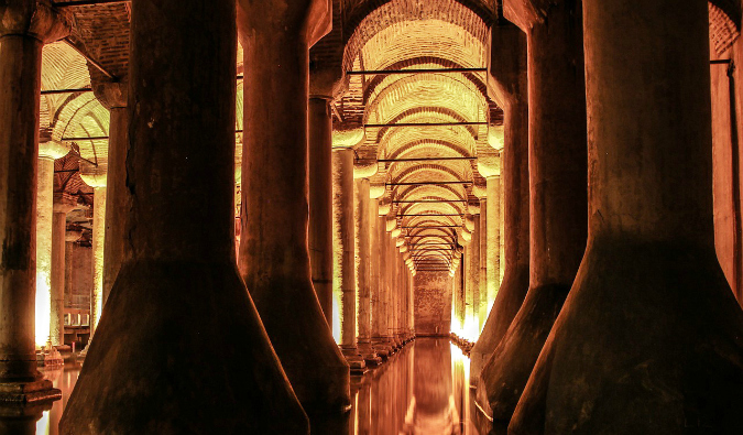 Longo corredor no tanque do manjericão em Istambul