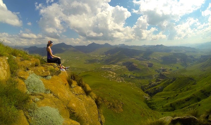 Christine é minha musa de viagem, sentada em uma borda da montanha na África do Sul e pensando.