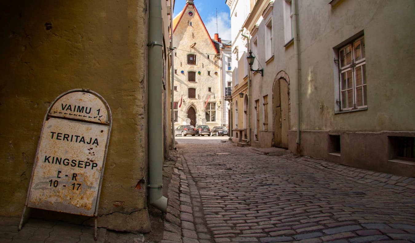 Rua sinuosa em Tallinn, Estônia