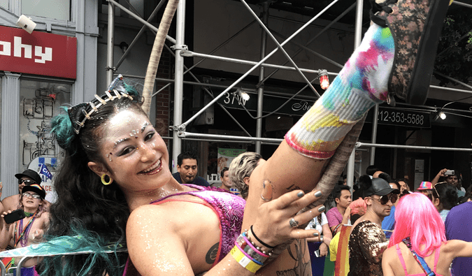 Mulher com argola e brilhos durante a desfile gay