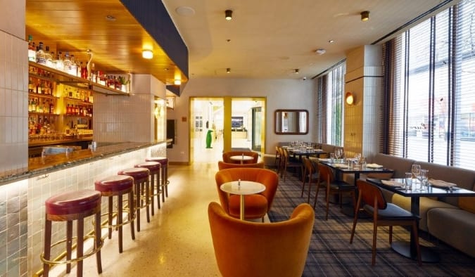 Bar e restaurante do 21c Museum Hotel em Chicago, decorado em elegante estilo artístico