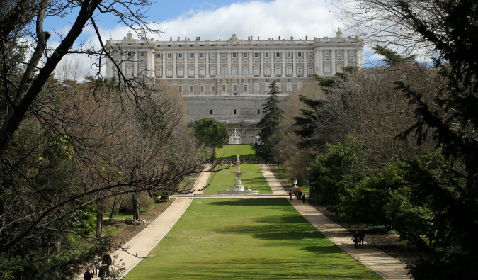 Palácio Real em Madri, Espanha, com um longo gramado estreito em um dia ensolarado