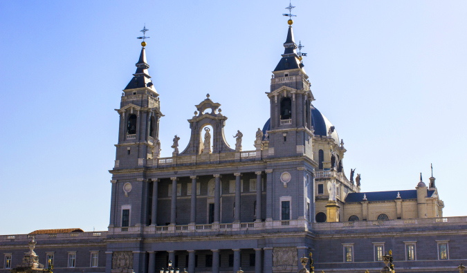Catedral de Madri em um dia ensolarado brilhante em Madri, Espanha, com um céu azul no fundo
