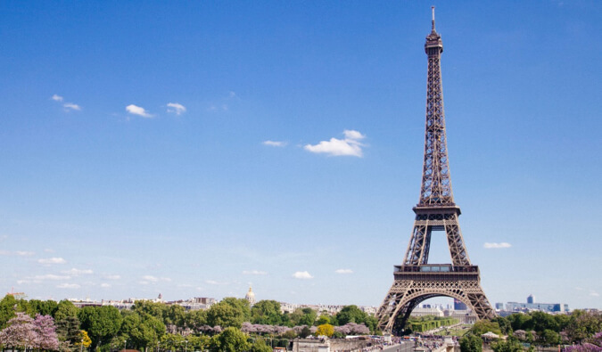 Torre Eiffel em Paris, França, num dia claro de verão