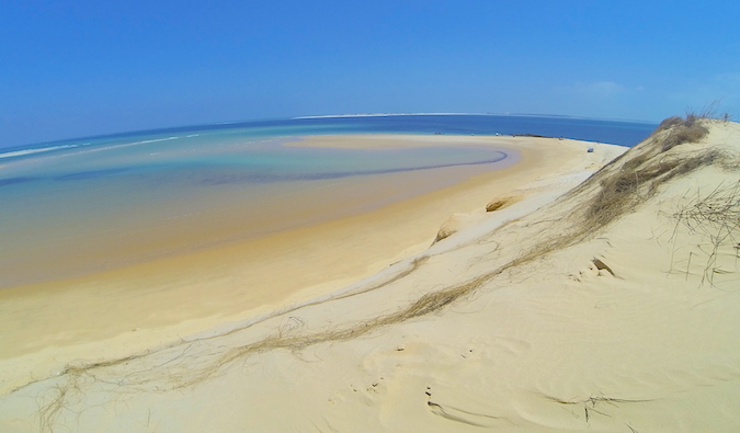 Enormes e imponentes dunas de areia na costa de Moçambique, na África
