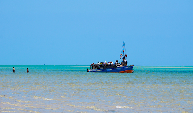Pegando carona em um barco enquanto estava na água em Moçambique, África