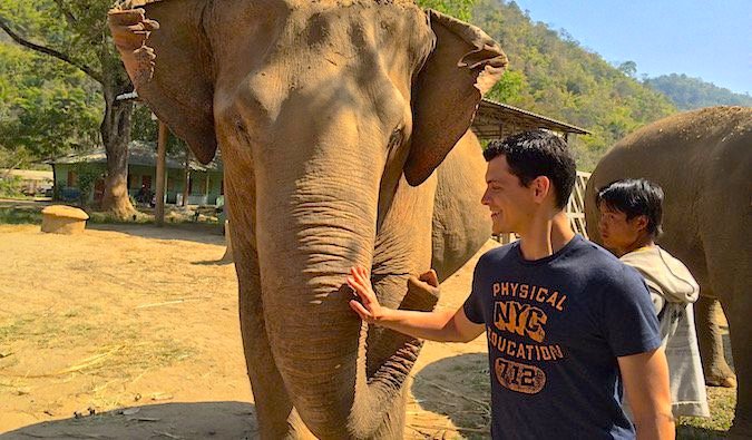O Nomad Matt Kepnes brinca com o elefante tailandês no parque natural do elefante