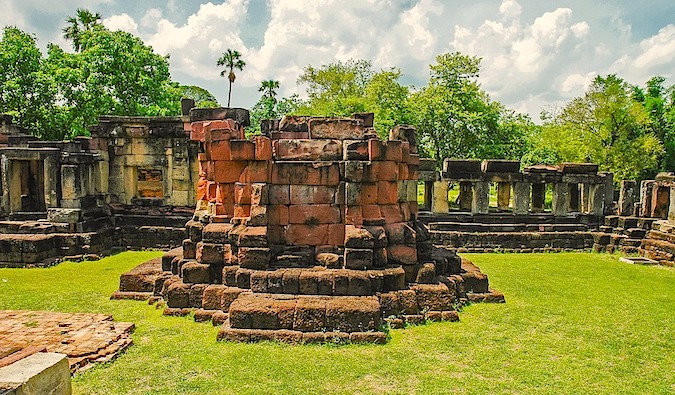 As ruínas do templo em Koat, Tailândia