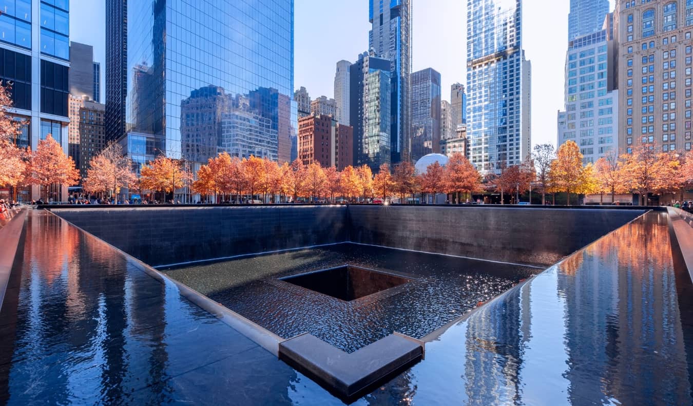 Objeto de água do Memorial 9/11 cercado por árvores em Nova York
