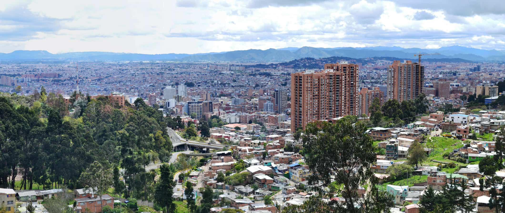 Vista da cidade de Bogotá, Colômbia, com ervas e montanhas exuberantes ao fundo
