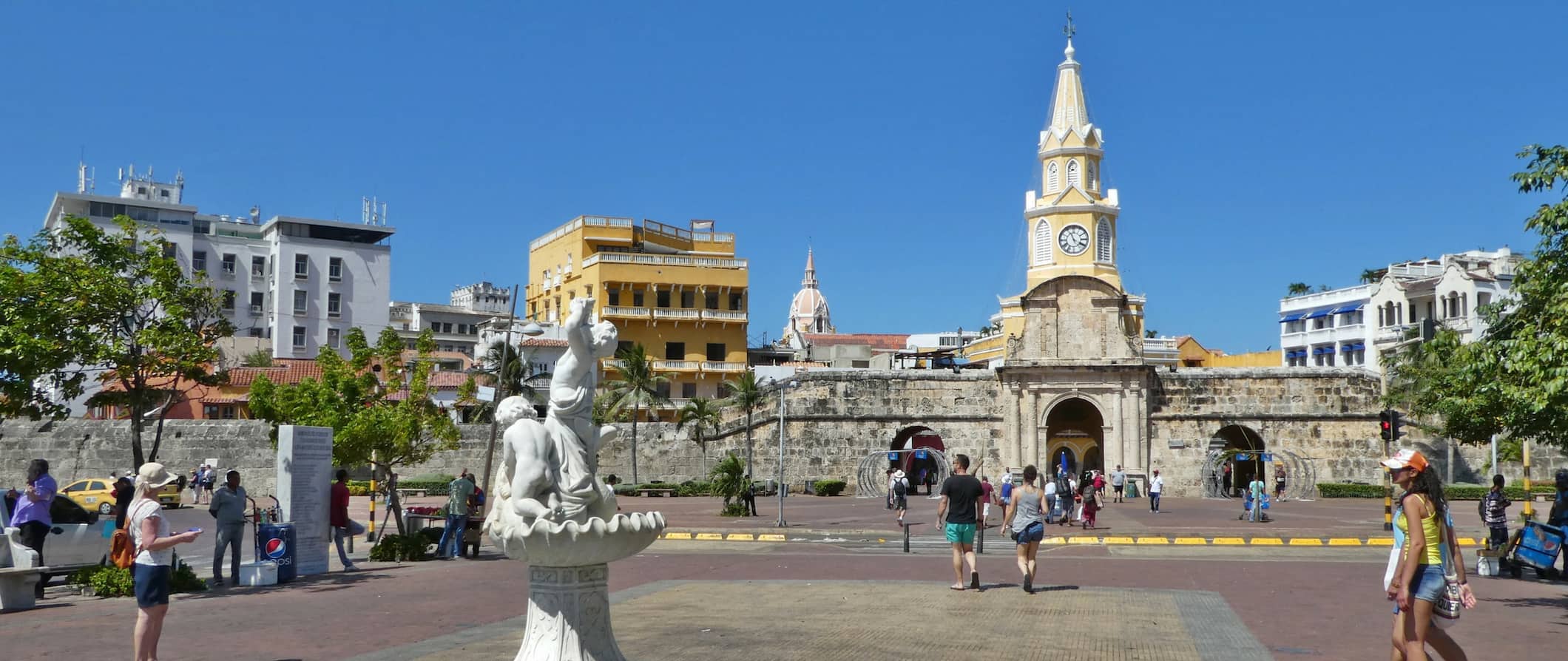 Cidade Velha, cercada por uma parede, em Cartagena, Colômbia, cheia de pessoas em um dia brilhante e ensolarado