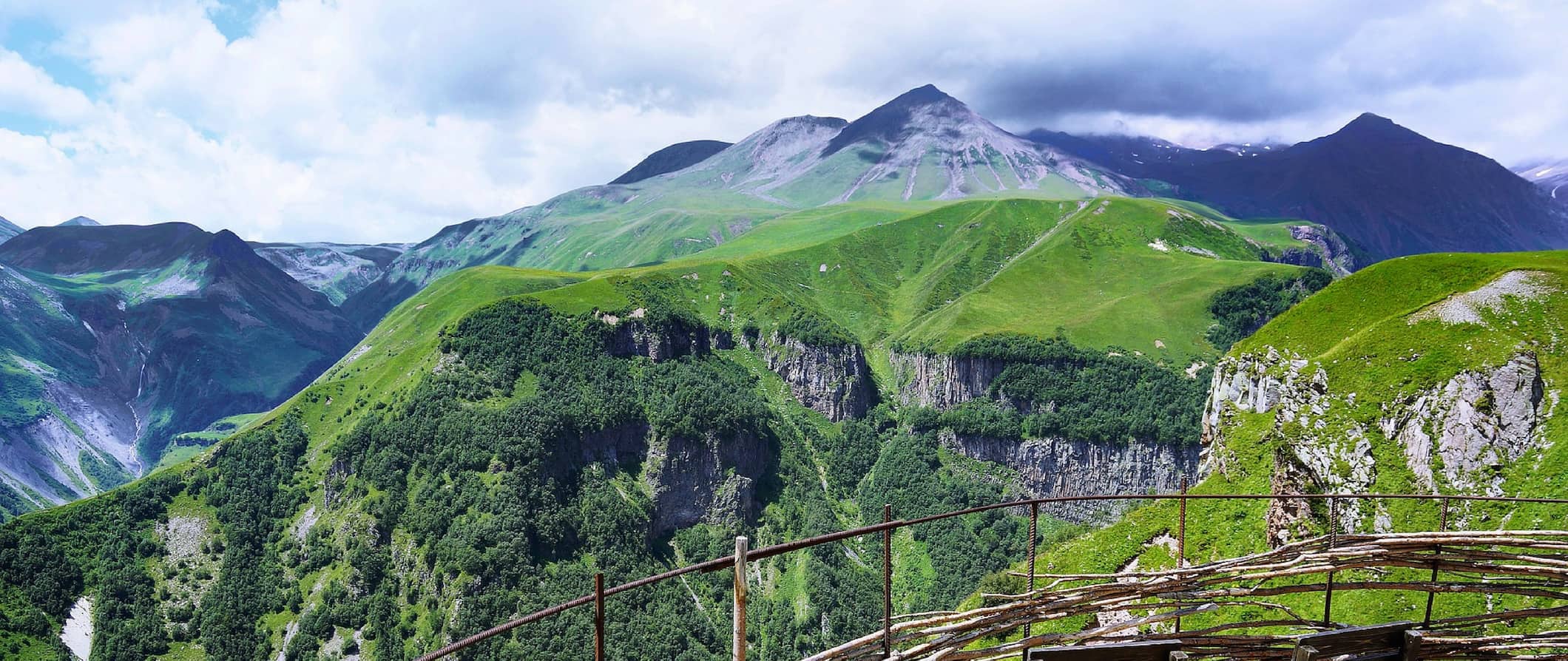 Vista das magníficas montanhas verdes no norte da Geórgia do pitoresco ponto de visualização