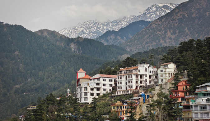 Uma bela cidade na encosta de uma montanha no Himalaia