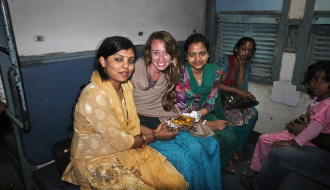 Viajante solitária durante uma viagem de trem na Índia