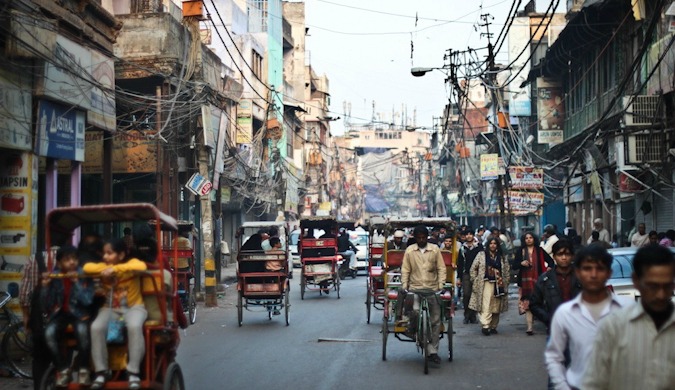 Pessoas e riquixás enchem as movimentadas ruas da Índia