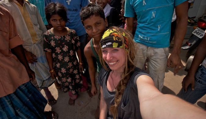 Candice Rardon durante uma sessão de fotos cercada por índios locais