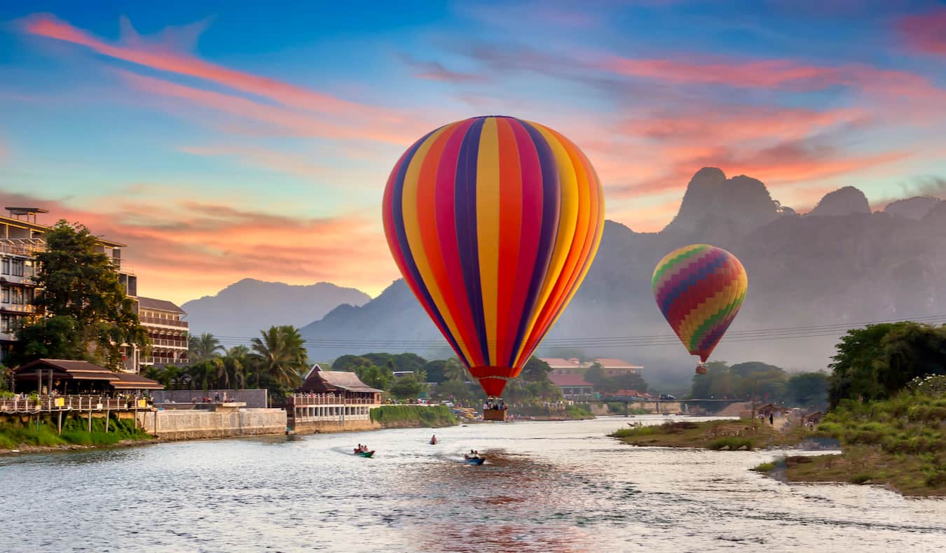 Belos balões sobre o rio Veeng Veeng no Laos
