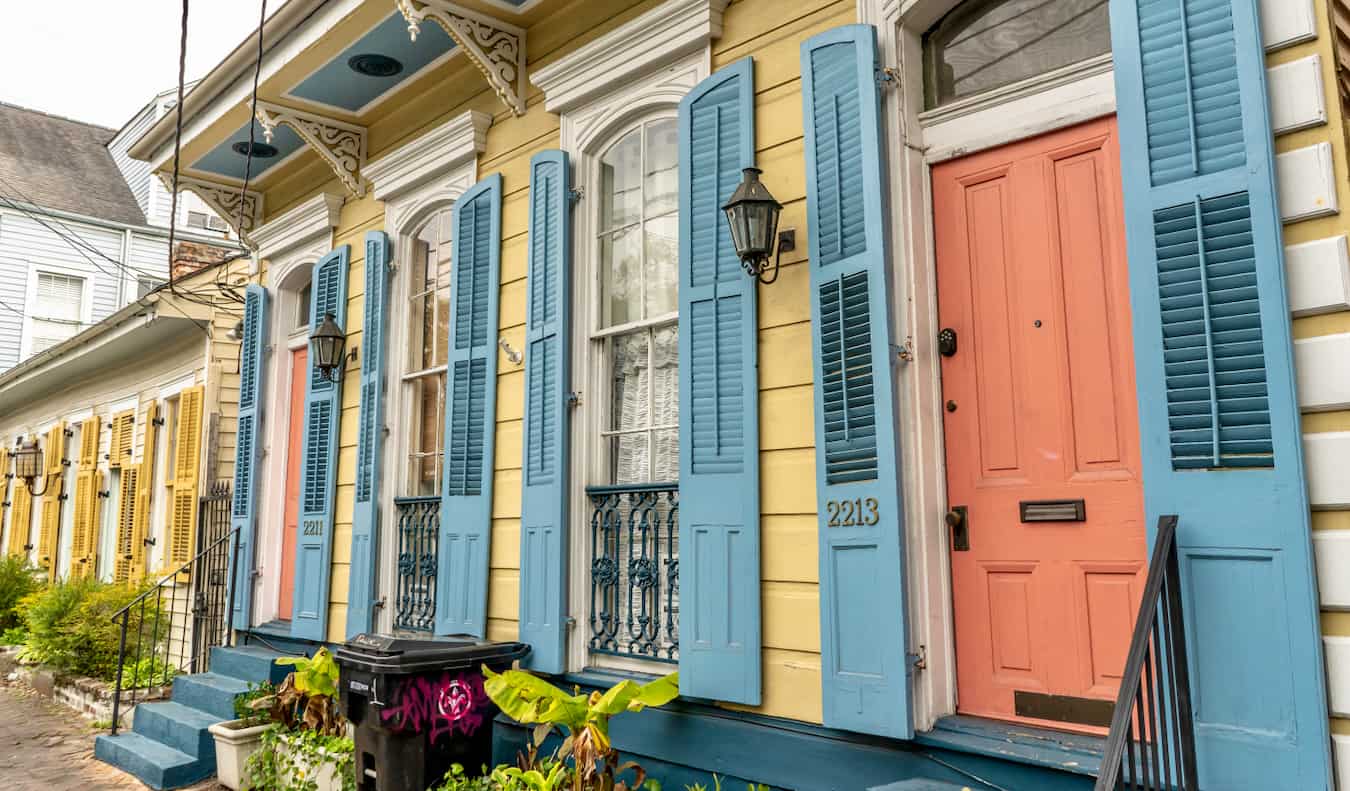 Casa mult i-colorida em uma rua tranquila na área de Marigny em Nova Orleans, EUA