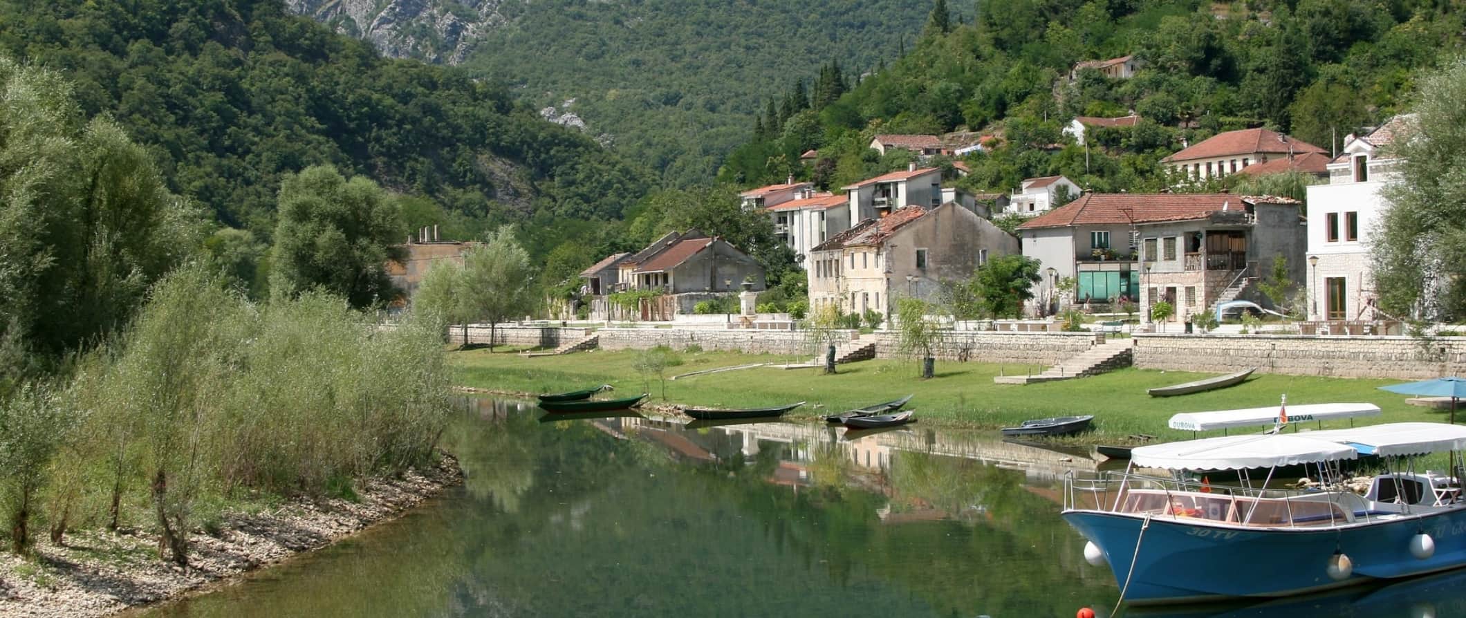 Uma pequena vila cercada por árvores nas margens do rio em Montenegro