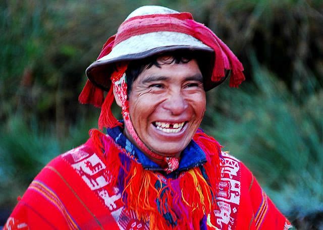 Um morador local na América do Sul posa para uma foto com um sorriso vulgar