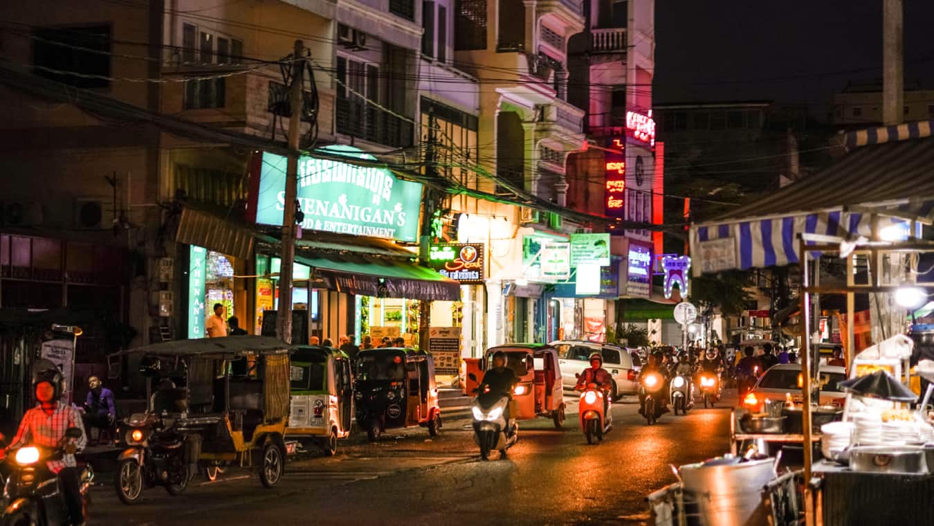 Ruas movimentadas e barulhentas de Phnom Penh, Camboja, à noite
