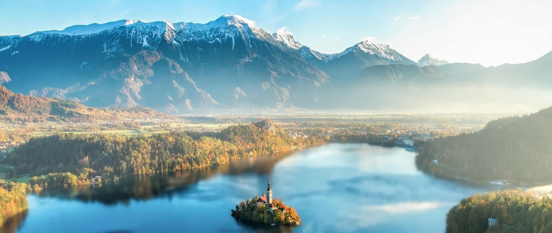 Montanhas e lago ao redor da lendária e famosa ilha de Pi na Eslovênia