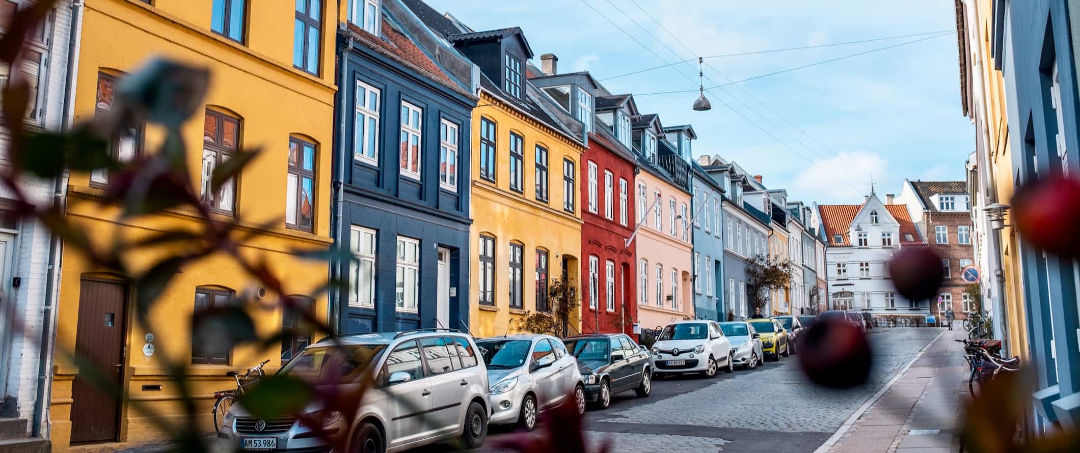 Casas coloridas numa rua tranquila em Aarhus, Dinamarca