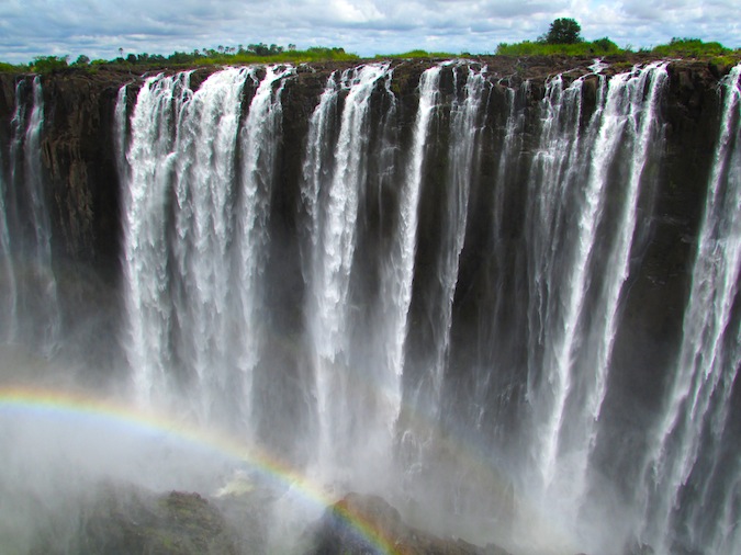 Deslumbrante arc o-íris duplo sobre Victoria do Zimbábue Victoria