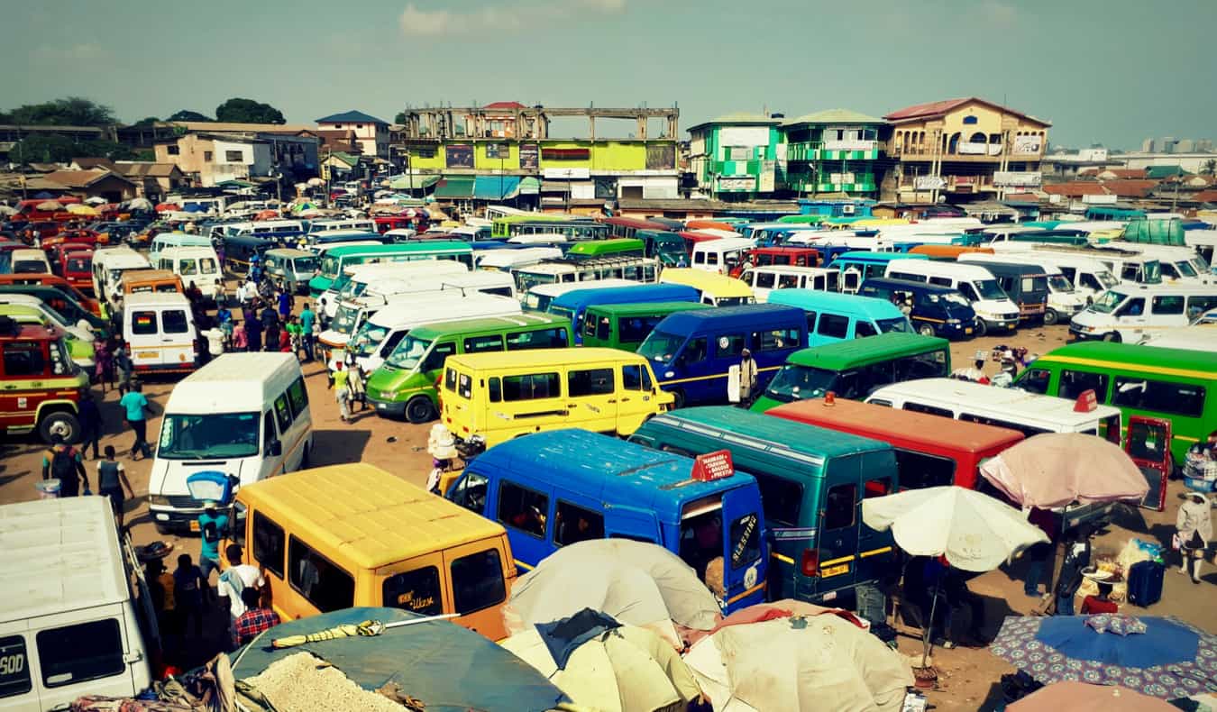 Estacionamento cheio de microônibus, em Gana, África