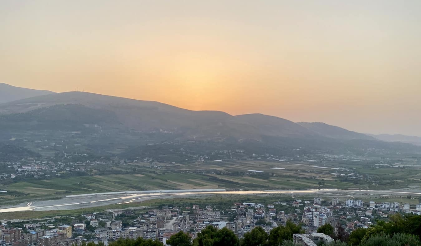 Pôr do sol sobre as montanhas da Albânia