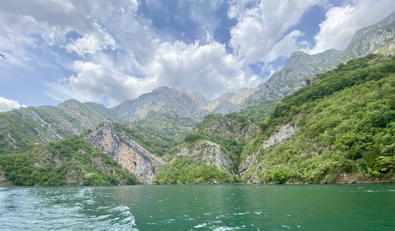 Água transparente e incrível nas montanhas exuberantes da Albânia