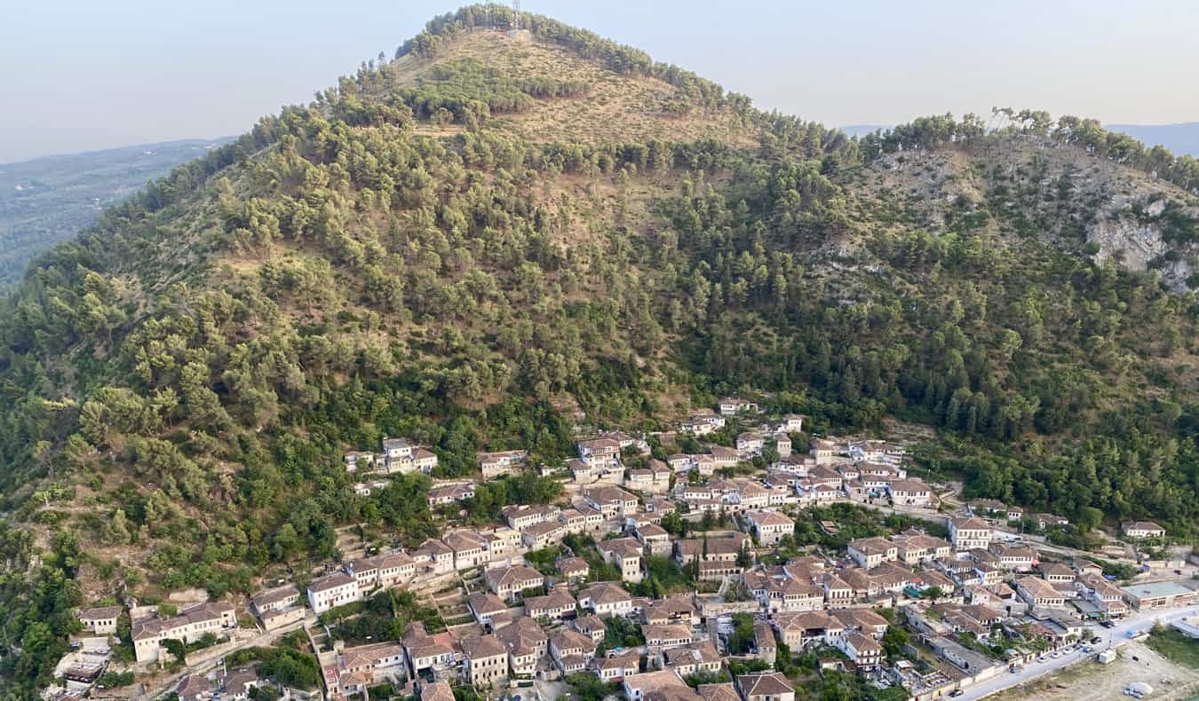 Uma pequena aldeia situada no cenário das montanhas na Albânia